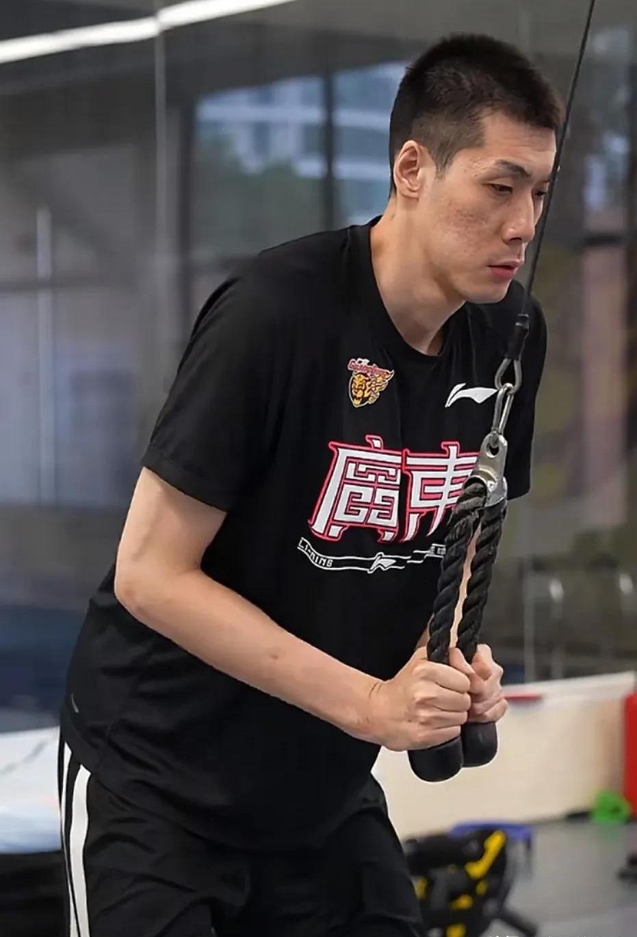 广州队训练开放日，国际比赛日远射贴柱引欢呼，NBA常规赛在即，球探报告显示潜力的简单介绍