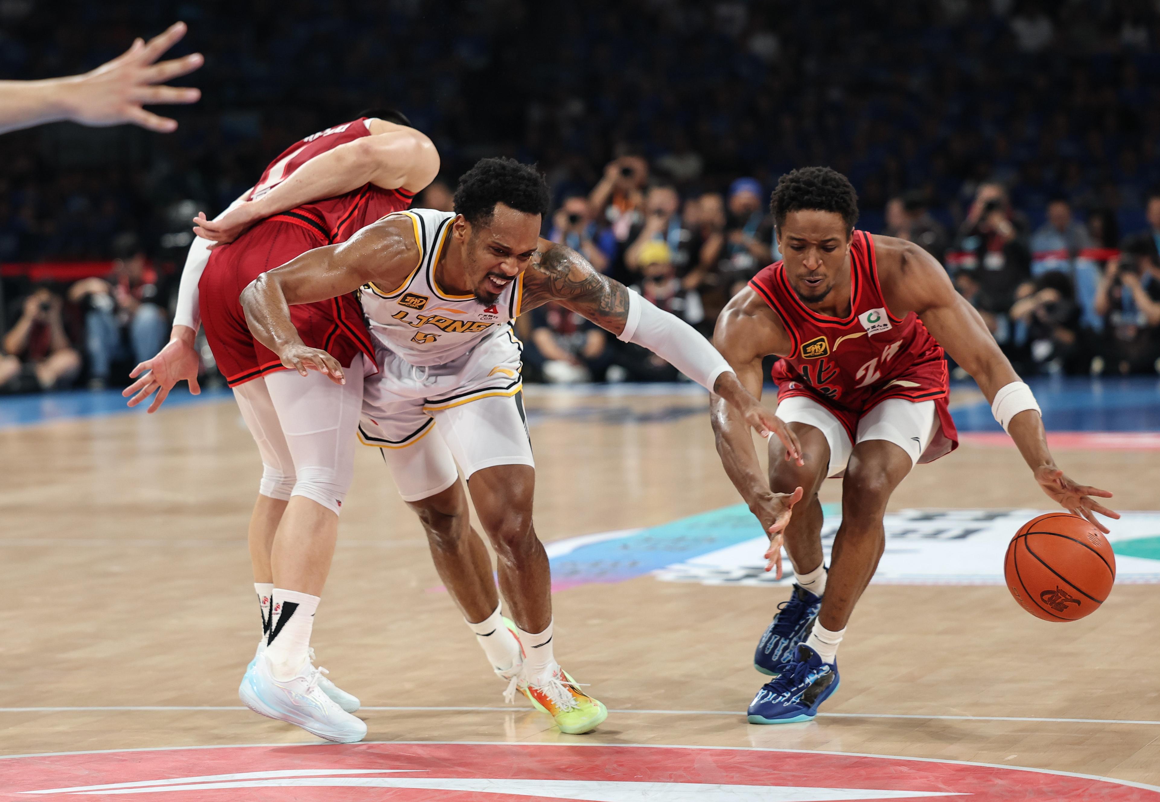 九游娱乐官方-包含NBA总决赛集结日走向成谜；阿斯顿维拉篮板制胜；赛场秩序良好；纪律约束更严格的词条